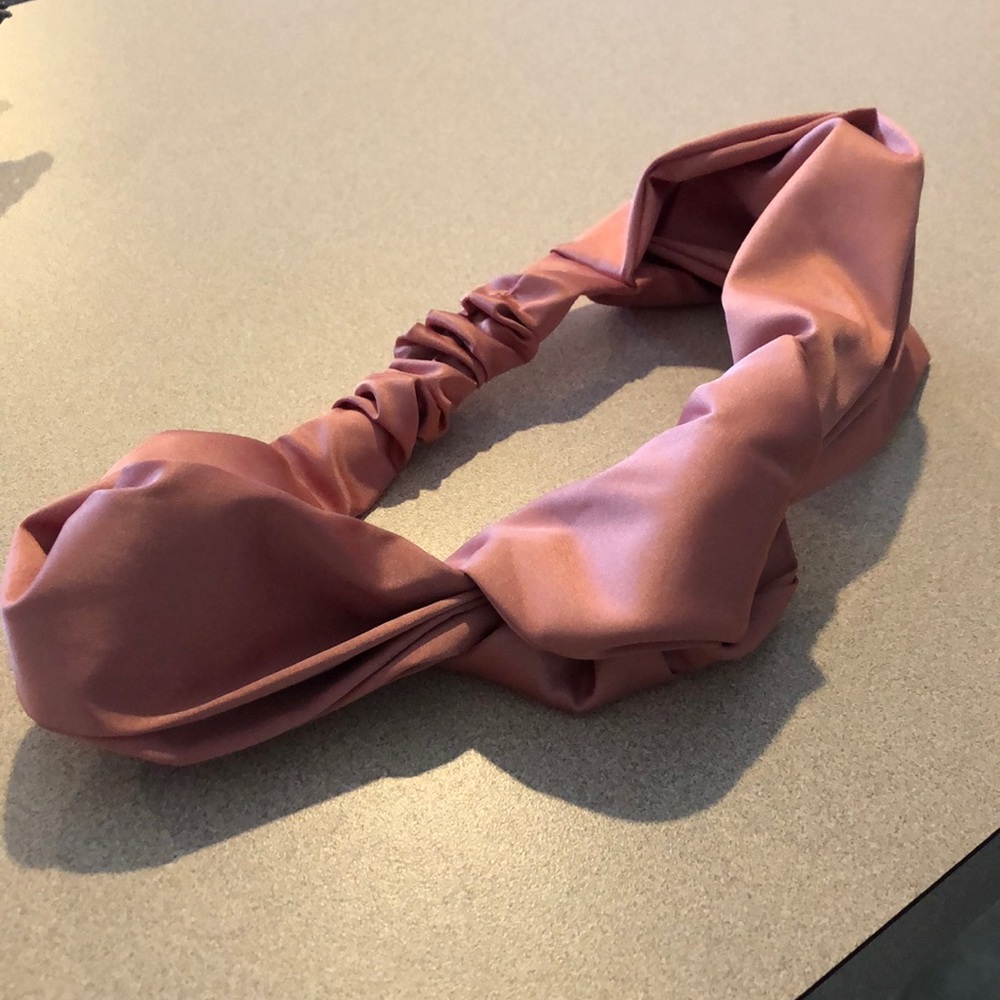 Lululemon pink savannah headband